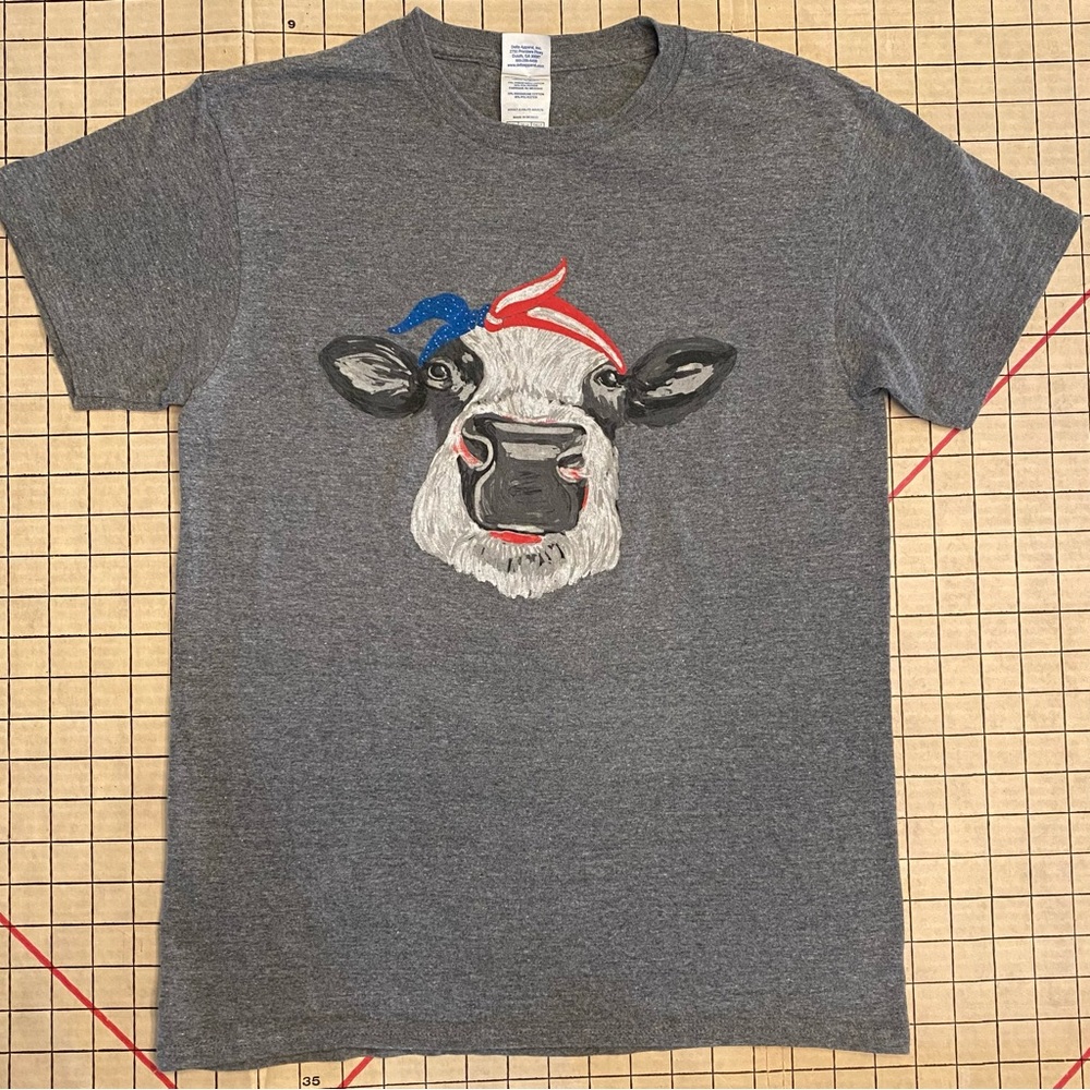 Cow/heifer t-shirt, size small, gray